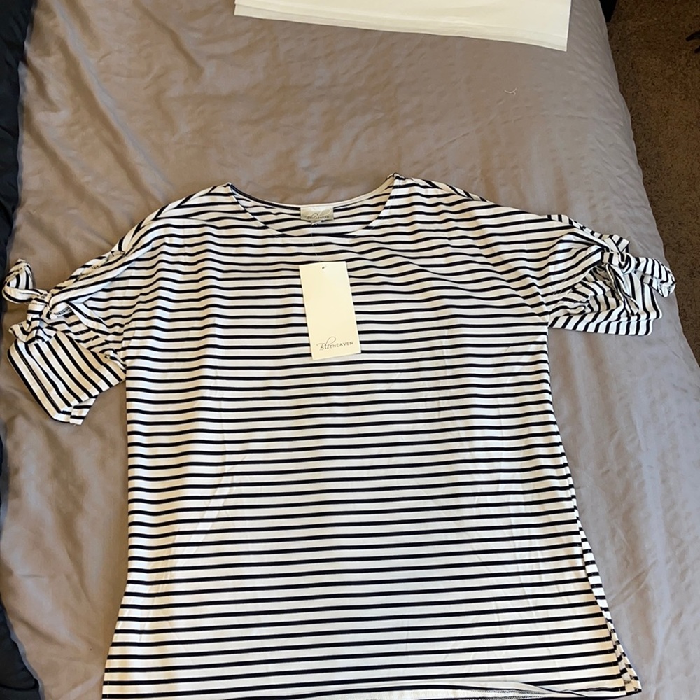 *BNWT* Med White & Navy Knotted Sleeve Shirt